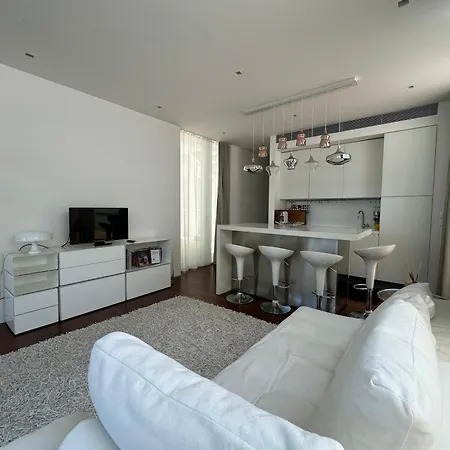 Jldesigndistrict - The Pool Apartament