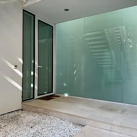 Jldesigndistrict - The Pool Apartment *